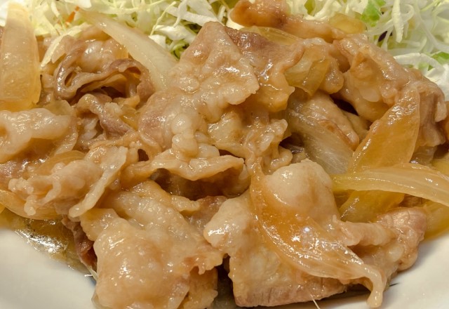 【生姜焼き】玉ねぎと豚こまの簡単de人気レシピ！玉ねぎの切り方はくし切りが定番