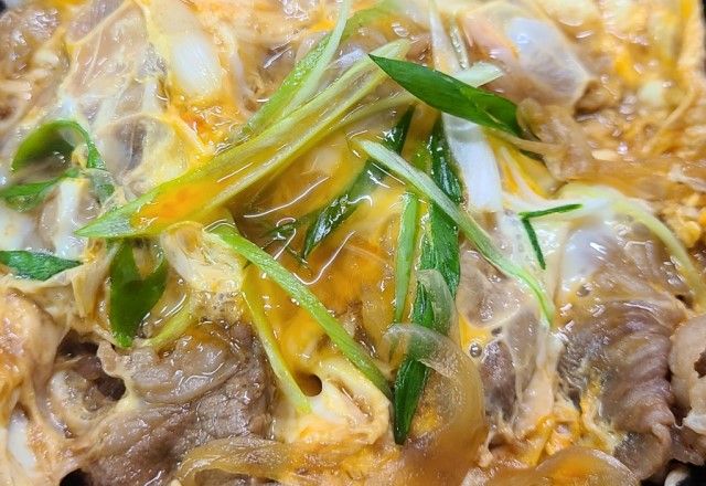 【他人丼】めんつゆ2倍と醤油！牛肉の卵とじ丼の簡単レシピ！関西風の作り方を紹介