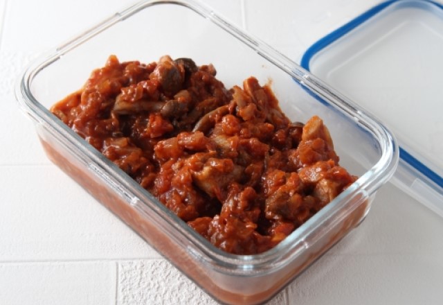 チキンのトマト煮込みの冷蔵保管の方法：タッパーに入れて蓋をする