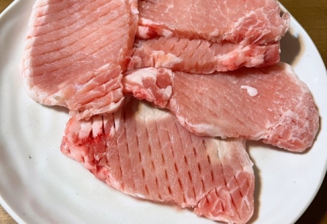 豚ロースの筋切りをする：生姜焼きの肉を柔らかくする方法
