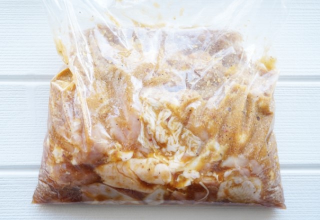 唐揚げの下味冷凍のやり方：レシピ分量と一緒に鶏肉を入れて冷凍保存をする