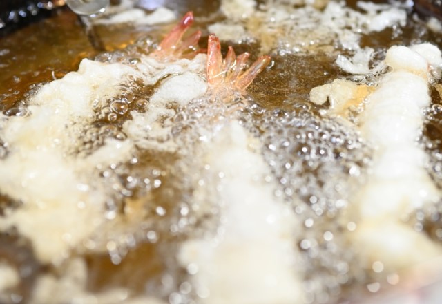 天ぷらに合う具材（黄金比の天ぷら粉）：定番の海老天は当然ながらサクサク衣になる