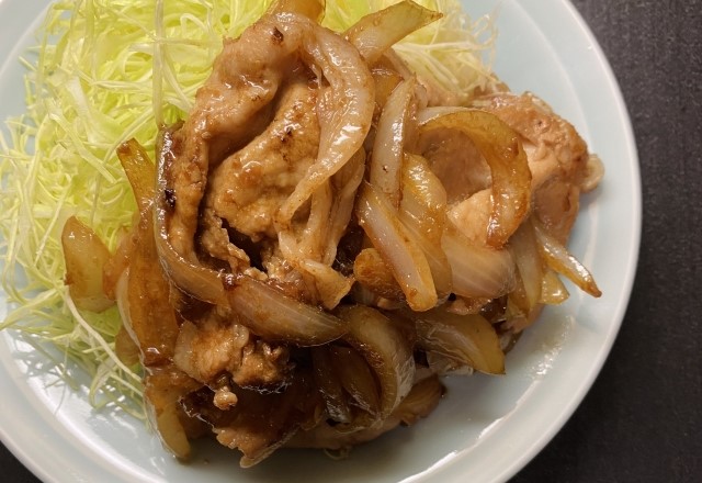 【薄切り】豚ロースの生姜焼きの人気レシピ！玉ねぎと黄金比率のタレの作り方