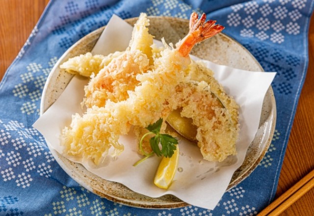 天ぷらに合う具材（黄金比の天ぷら粉）：海老以外はイカ、野菜はサツマイモと相性抜群