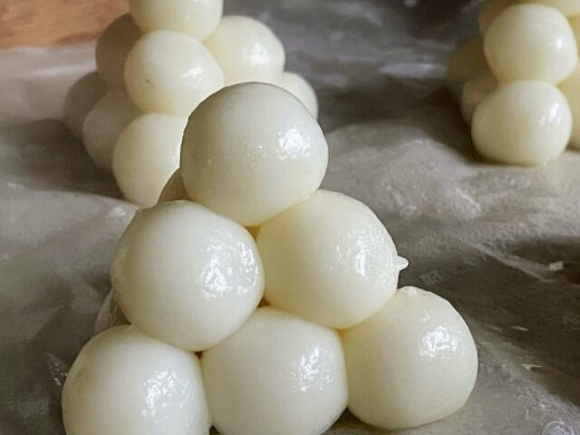 関東の月見団子:満月を見立てた丸い形