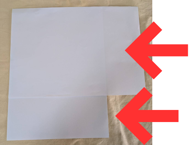 A4用紙の三つ折り(縦と横にして重ねて並べる)