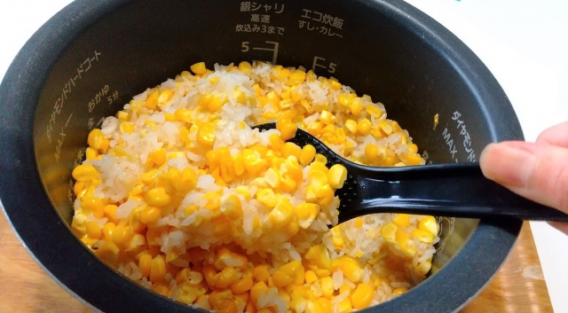 とうもろこしご飯の白だしだけの人気レシピ！３合と２合の混ぜて炊く簡単な作り方