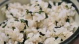 【わかめご飯】乾燥わかめそのまま混ぜるだけの人気レシピ！一緒に炊かない方法